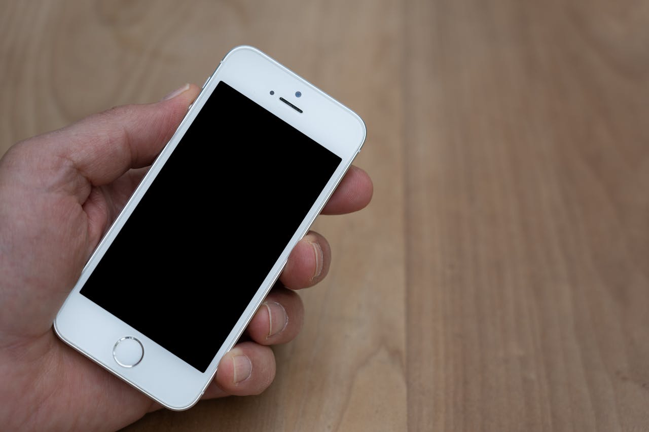 Pensiun: Saat Handphone Mendadak Sepi dari Panggilan Dinas